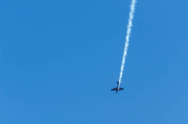 Torre Del Mar, İspanya - 29 Temmuz 2018 uçakları uçan plaj bir sahil kasabasında, Andalusia içinde airshow akrobasi üzerinden