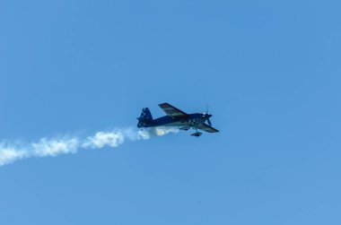 Torre Del Mar, İspanya - 29 Temmuz 2018 uçakları uçan plaj bir sahil kasabasında, Andalusia içinde airshow akrobasi üzerinden