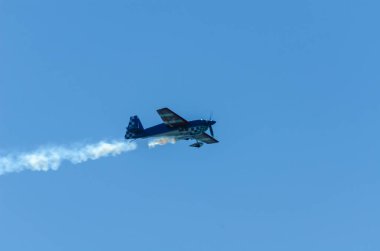 Torre Del Mar, İspanya - 29 Temmuz 2018 uçakları uçan plaj bir sahil kasabasında, Andalusia içinde airshow akrobasi üzerinden