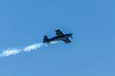 Torre Del Mar, İspanya - 29 Temmuz 2018 uçakları uçan plaj bir sahil kasabasında, Andalusia içinde airshow akrobasi üzerinden