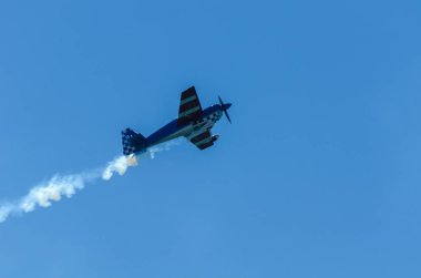 Torre Del Mar, İspanya - 29 Temmuz 2018 uçakları uçan plaj bir sahil kasabasında, Andalusia içinde airshow akrobasi üzerinden