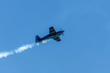 Torre Del Mar, İspanya - 29 Temmuz 2018 uçakları uçan plaj bir sahil kasabasında, Andalusia içinde airshow akrobasi üzerinden