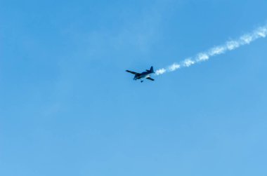 Torre Del Mar, İspanya - 29 Temmuz 2018 uçakları uçan plaj bir sahil kasabasında, Andalusia içinde airshow akrobasi üzerinden