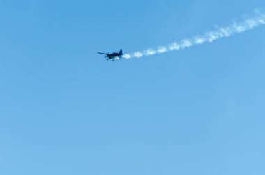 Torre Del Mar, İspanya - 29 Temmuz 2018 uçakları uçan plaj bir sahil kasabasında, Andalusia içinde airshow akrobasi üzerinden