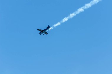 Torre Del Mar, İspanya - 29 Temmuz 2018 uçakları uçan plaj bir sahil kasabasında, Andalusia içinde airshow akrobasi üzerinden