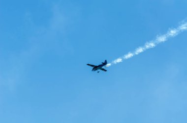 Torre Del Mar, İspanya - 29 Temmuz 2018 uçakları uçan plaj bir sahil kasabasında, Andalusia içinde airshow akrobasi üzerinden
