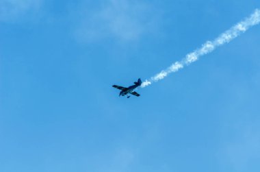Torre Del Mar, İspanya - 29 Temmuz 2018 uçakları uçan plaj bir sahil kasabasında, Andalusia içinde airshow akrobasi üzerinden