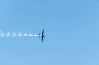 Torre Del Mar, İspanya - 29 Temmuz 2018 uçakları uçan plaj bir sahil kasabasında, Andalusia içinde airshow akrobasi üzerinden