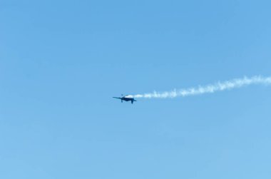 Torre Del Mar, İspanya - 29 Temmuz 2018 uçakları uçan plaj bir sahil kasabasında, Andalusia içinde airshow akrobasi üzerinden