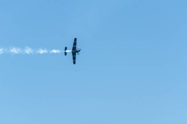 Torre Del Mar, İspanya - 29 Temmuz 2018 uçakları uçan plaj bir sahil kasabasında, Andalusia içinde airshow akrobasi üzerinden