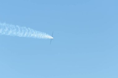 Torre Del Mar, İspanya - 29 Temmuz 2018 uçakları uçan plaj bir sahil kasabasında, Andalusia içinde airshow akrobasi üzerinden