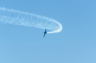 Torre Del Mar, İspanya - 29 Temmuz 2018 uçakları uçan plaj bir sahil kasabasında, Andalusia içinde airshow akrobasi üzerinden