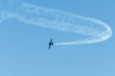 Torre Del Mar, İspanya - 29 Temmuz 2018 uçakları uçan plaj bir sahil kasabasında, Andalusia içinde airshow akrobasi üzerinden
