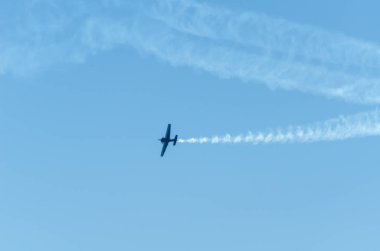Torre Del Mar, İspanya - 29 Temmuz 2018 uçakları uçan plaj bir sahil kasabasında, Andalusia içinde airshow akrobasi üzerinden