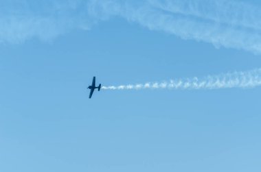 Torre Del Mar, İspanya - 29 Temmuz 2018 uçakları uçan plaj bir sahil kasabasında, Andalusia içinde airshow akrobasi üzerinden