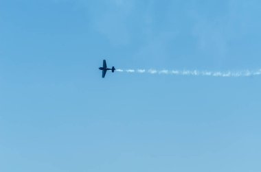 Torre Del Mar, İspanya - 29 Temmuz 2018 uçakları uçan plaj bir sahil kasabasında, Andalusia içinde airshow akrobasi üzerinden