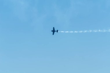 Torre Del Mar, İspanya - 29 Temmuz 2018 uçakları uçan plaj bir sahil kasabasında, Andalusia içinde airshow akrobasi üzerinden