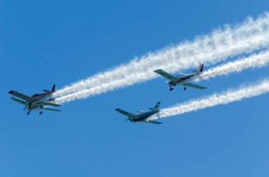 Torre Del Mar, İspanya - 29 Temmuz 2018 uçakları uçan plaj bir sahil kasabasında, Andalusia içinde airshow akrobasi üzerinden