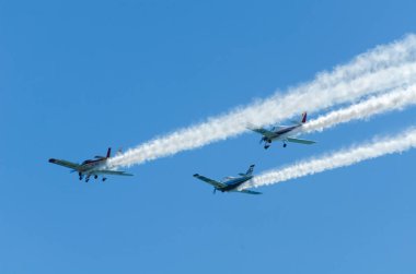 Torre Del Mar, İspanya - 29 Temmuz 2018 uçakları uçan plaj bir sahil kasabasında, Andalusia içinde airshow akrobasi üzerinden
