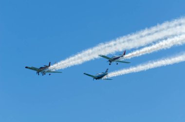 Torre Del Mar, İspanya - 29 Temmuz 2018 uçakları uçan plaj bir sahil kasabasında, Andalusia içinde airshow akrobasi üzerinden