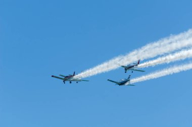 Torre Del Mar, İspanya - 29 Temmuz 2018 uçakları uçan plaj bir sahil kasabasında, Andalusia içinde airshow akrobasi üzerinden