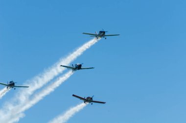 Torre Del Mar, İspanya - 29 Temmuz 2018 uçakları uçan plaj bir sahil kasabasında, Andalusia içinde airshow akrobasi üzerinden