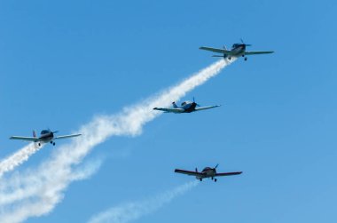 Torre Del Mar, İspanya - 29 Temmuz 2018 uçakları uçan plaj bir sahil kasabasında, Andalusia içinde airshow akrobasi üzerinden