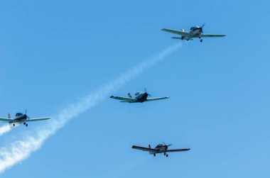 Torre Del Mar, İspanya - 29 Temmuz 2018 uçakları uçan plaj bir sahil kasabasında, Andalusia içinde airshow akrobasi üzerinden
