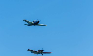 Torre Del Mar, İspanya - 29 Temmuz 2018 uçakları uçan plaj bir sahil kasabasında, Andalusia içinde airshow akrobasi üzerinden
