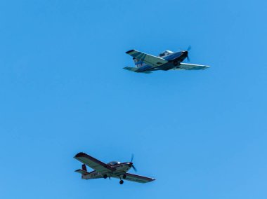 Torre Del Mar, İspanya - 29 Temmuz 2018 uçakları uçan plaj bir sahil kasabasında, Andalusia içinde airshow akrobasi üzerinden