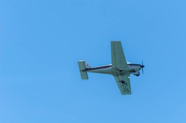 Torre Del Mar, İspanya - 29 Temmuz 2018 uçakları uçan plaj bir sahil kasabasında, Andalusia içinde airshow akrobasi üzerinden
