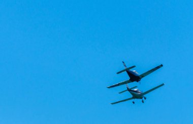 Torre Del Mar, İspanya - 29 Temmuz 2018 uçakları uçan plaj bir sahil kasabasında, Andalusia içinde airshow akrobasi üzerinden