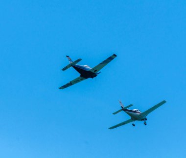 Torre Del Mar, İspanya - 29 Temmuz 2018 uçakları uçan plaj bir sahil kasabasında, Andalusia içinde airshow akrobasi üzerinden
