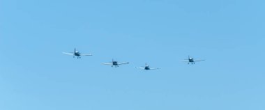 Torre Del Mar, İspanya - 29 Temmuz 2018 uçakları uçan plaj bir sahil kasabasında, Andalusia içinde airshow akrobasi üzerinden