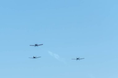 Torre Del Mar, İspanya - 29 Temmuz 2018 uçakları uçan plaj bir sahil kasabasında, Andalusia içinde airshow akrobasi üzerinden