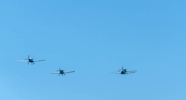 Torre Del Mar, İspanya - 29 Temmuz 2018 uçakları uçan plaj bir sahil kasabasında, Andalusia içinde airshow akrobasi üzerinden