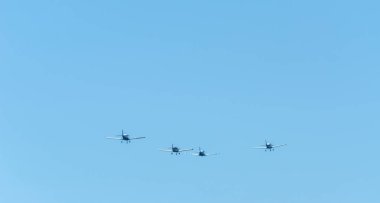 Torre Del Mar, İspanya - 29 Temmuz 2018 uçakları uçan plaj bir sahil kasabasında, Andalusia içinde airshow akrobasi üzerinden