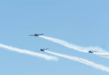 Torre Del Mar, İspanya - 29 Temmuz 2018 uçakları uçan plaj bir sahil kasabasında, Andalusia içinde airshow akrobasi üzerinden