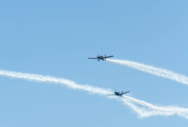 Torre Del Mar, İspanya - 29 Temmuz 2018 uçakları uçan plaj bir sahil kasabasında, Andalusia içinde airshow akrobasi üzerinden