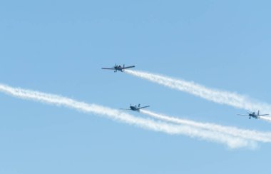 Torre Del Mar, İspanya - 29 Temmuz 2018 uçakları uçan plaj bir sahil kasabasında, Andalusia içinde airshow akrobasi üzerinden