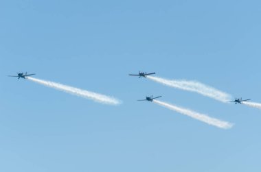 Torre Del Mar, İspanya - 29 Temmuz 2018 uçakları uçan plaj bir sahil kasabasında, Andalusia içinde airshow akrobasi üzerinden