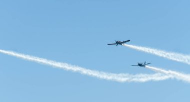 Torre Del Mar, İspanya - 29 Temmuz 2018 uçakları uçan plaj bir sahil kasabasında, Andalusia içinde airshow akrobasi üzerinden