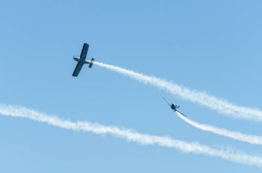 Torre Del Mar, İspanya - 29 Temmuz 2018 uçakları uçan plaj bir sahil kasabasında, Andalusia içinde airshow akrobasi üzerinden