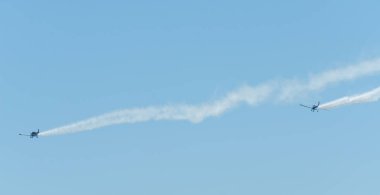 Torre Del Mar, İspanya - 29 Temmuz 2018 uçakları uçan plaj bir sahil kasabasında, Andalusia içinde airshow akrobasi üzerinden