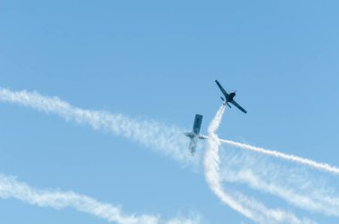 Torre Del Mar, İspanya - 29 Temmuz 2018 uçakları uçan plaj bir sahil kasabasında, Andalusia içinde airshow akrobasi üzerinden