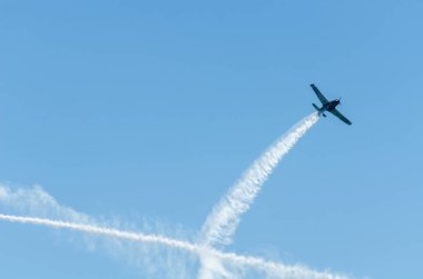 Torre Del Mar, İspanya - 29 Temmuz 2018 uçakları uçan plaj bir sahil kasabasında, Andalusia içinde airshow akrobasi üzerinden