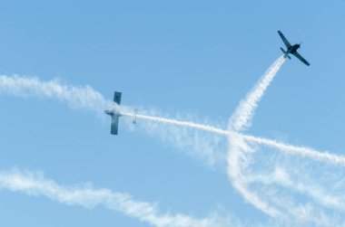 Torre Del Mar, İspanya - 29 Temmuz 2018 uçakları uçan plaj bir sahil kasabasında, Andalusia içinde airshow akrobasi üzerinden
