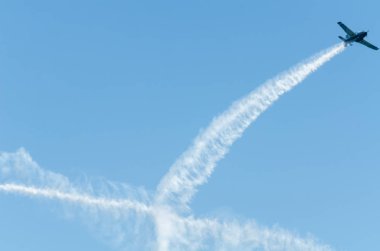 Torre Del Mar, İspanya - 29 Temmuz 2018 uçakları uçan plaj bir sahil kasabasında, Andalusia içinde airshow akrobasi üzerinden