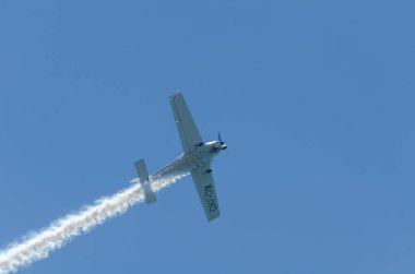 Torre Del Mar, İspanya - 29 Temmuz 2018 uçakları uçan plaj bir sahil kasabasında, Andalusia içinde airshow akrobasi üzerinden