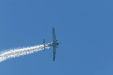 Torre Del Mar, İspanya - 29 Temmuz 2018 uçakları uçan plaj bir sahil kasabasında, Andalusia içinde airshow akrobasi üzerinden